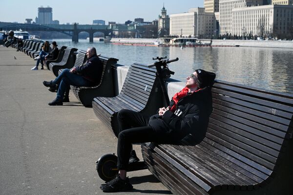 Отдыхающие в Парке Культуры в Москве