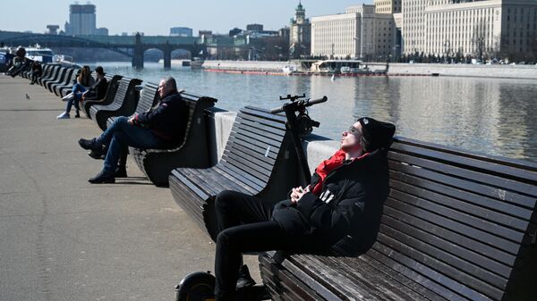 Отдыхающие в Парке Культуры в Москве