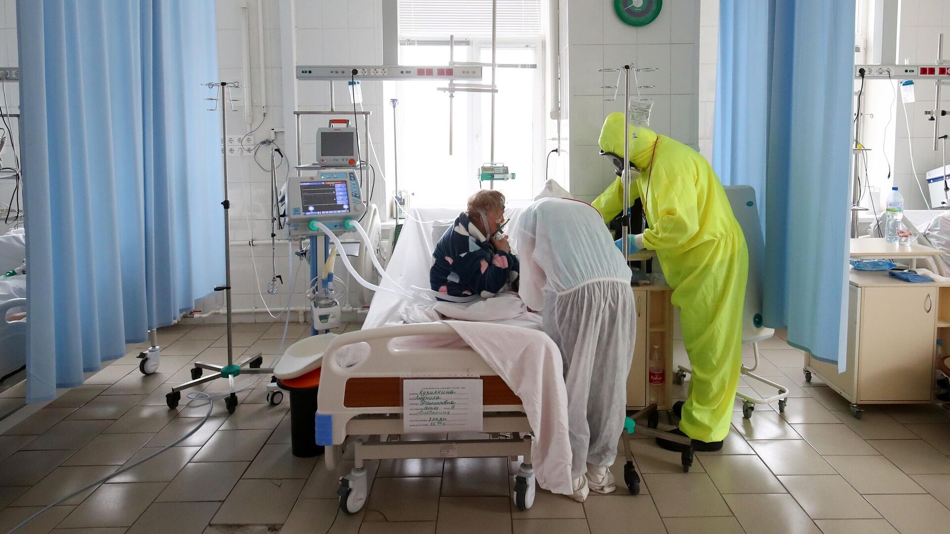 Медицинские работники в клинической больнице скорой медицинской помощи №7 в Волгограде - РИА Новости, 1920, 12.04.2021