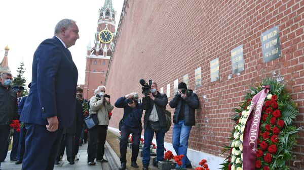 Генеральный директор госкорпорации Роскосмос Дмитрий Рогозин на церемонии возложения цветов к месту захоронения певого космонавта Юрия Гагарина у Кремлевской стены в День космонавтики. 12 апреля 2021