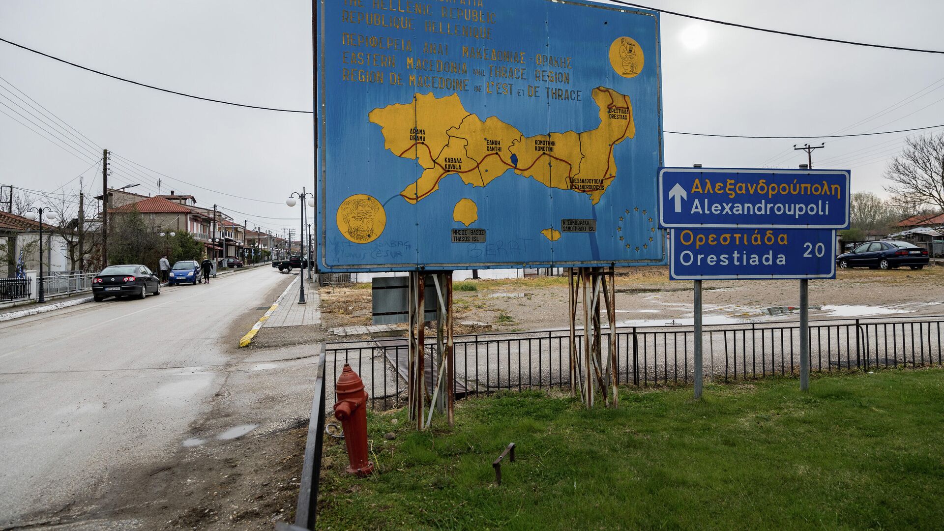 Дорожный указатель с картой в поселке Кастаниес (Кастанеэ), в нескольких метрах от границы с Турцией - РИА Новости, 1920, 01.07.2022