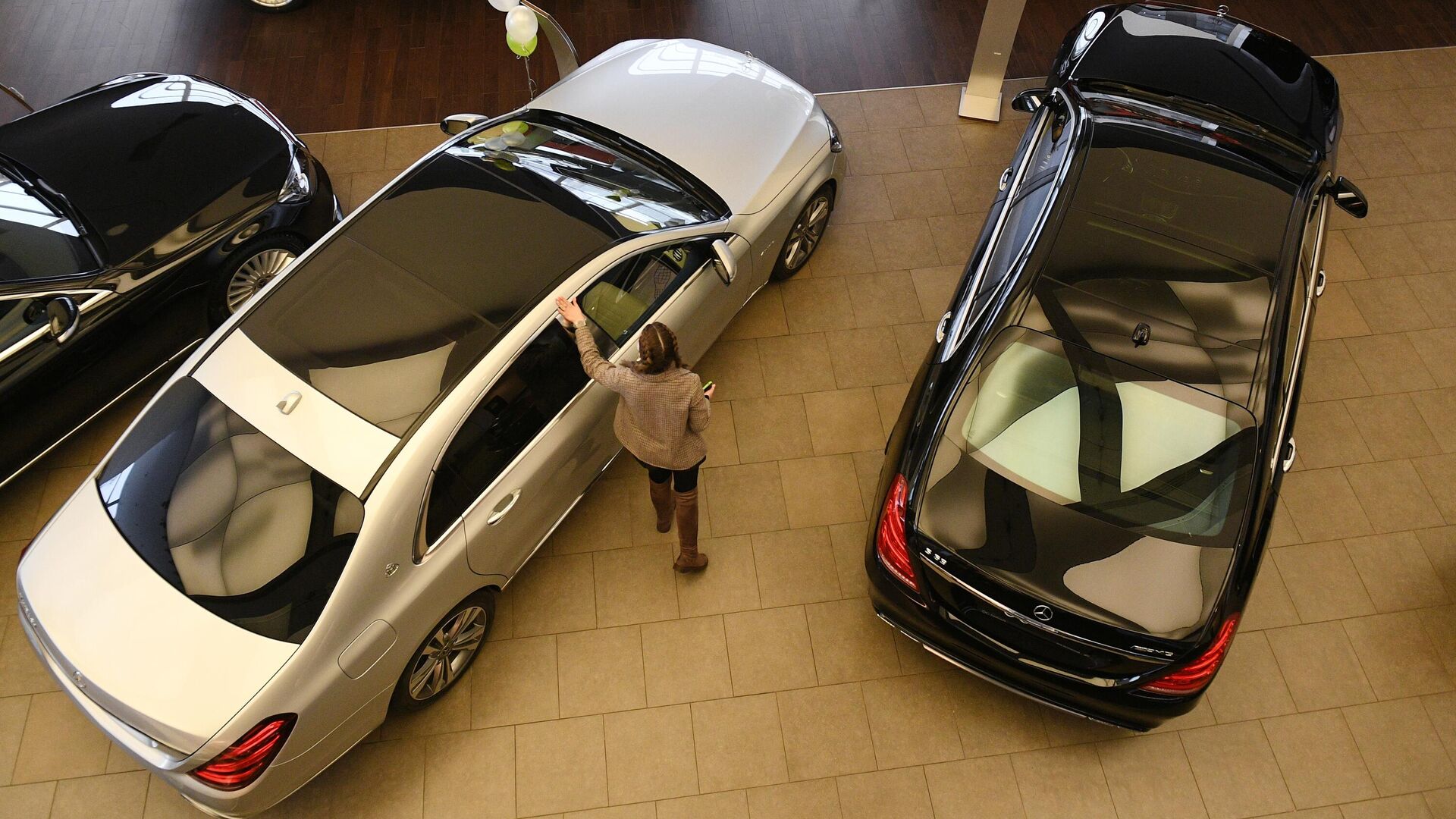 Менеджер демонстрирует покупателям автомобиль в автосалоне по продаже подержанных авто в Москве - РИА Новости, 1920, 05.07.2022