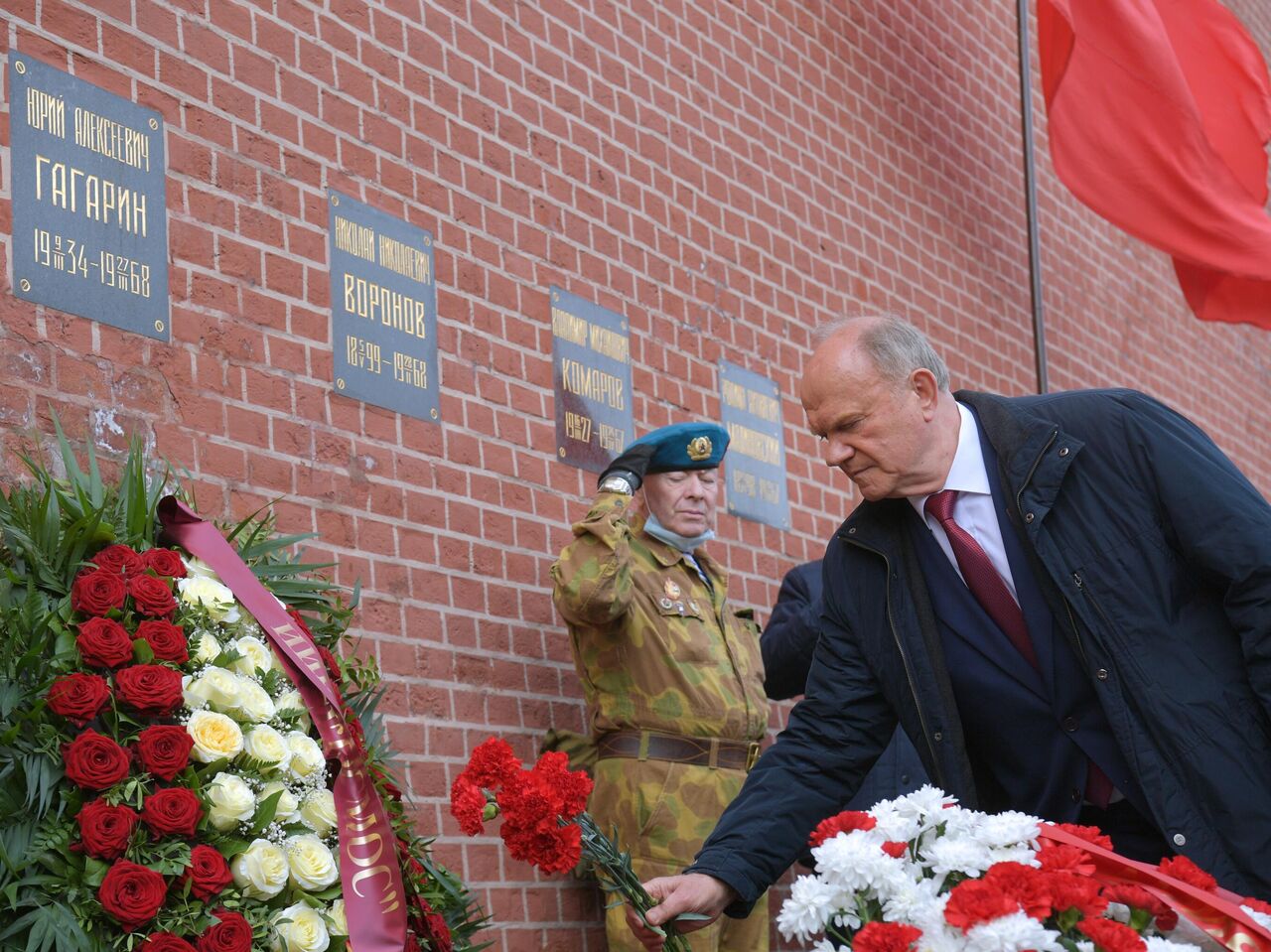 Члены КПРФ возложили цветы к могиле Гагарина - РИА Новости, 12.04.2021