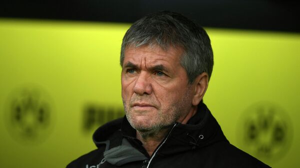 Fortuna Duesseldorf's German head coach Friedhelm Funkel looks on during the German first division Bundesliga football match Borussia Dortmund v Fortuna Duesseldorf in Dortmund, western Germany on December 7, 2019. (Photo by INA FASSBENDER / AFP) / DFL REGULATIONS PROHIBIT ANY USE OF PHOTOGRAPHS AS IMAGE SEQUENCES AND/OR QUASI-VIDEO