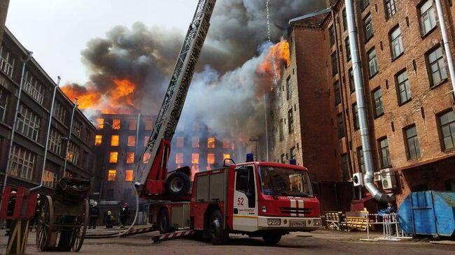 Пожар в здании фабрики Невская мануфактура  на Октябрьской набережной в Санкт-Петербурге