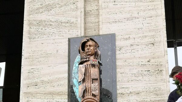 Мемориальная доска космонавту Алексею Леонову в Москве
