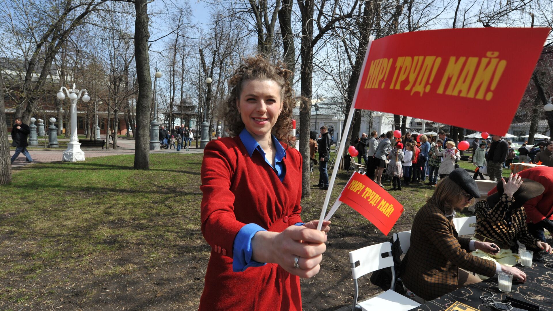 Горожане гуляют в саду Эрмитаж во время первомайского праздника - РИА Новости, 1920, 20.04.2021