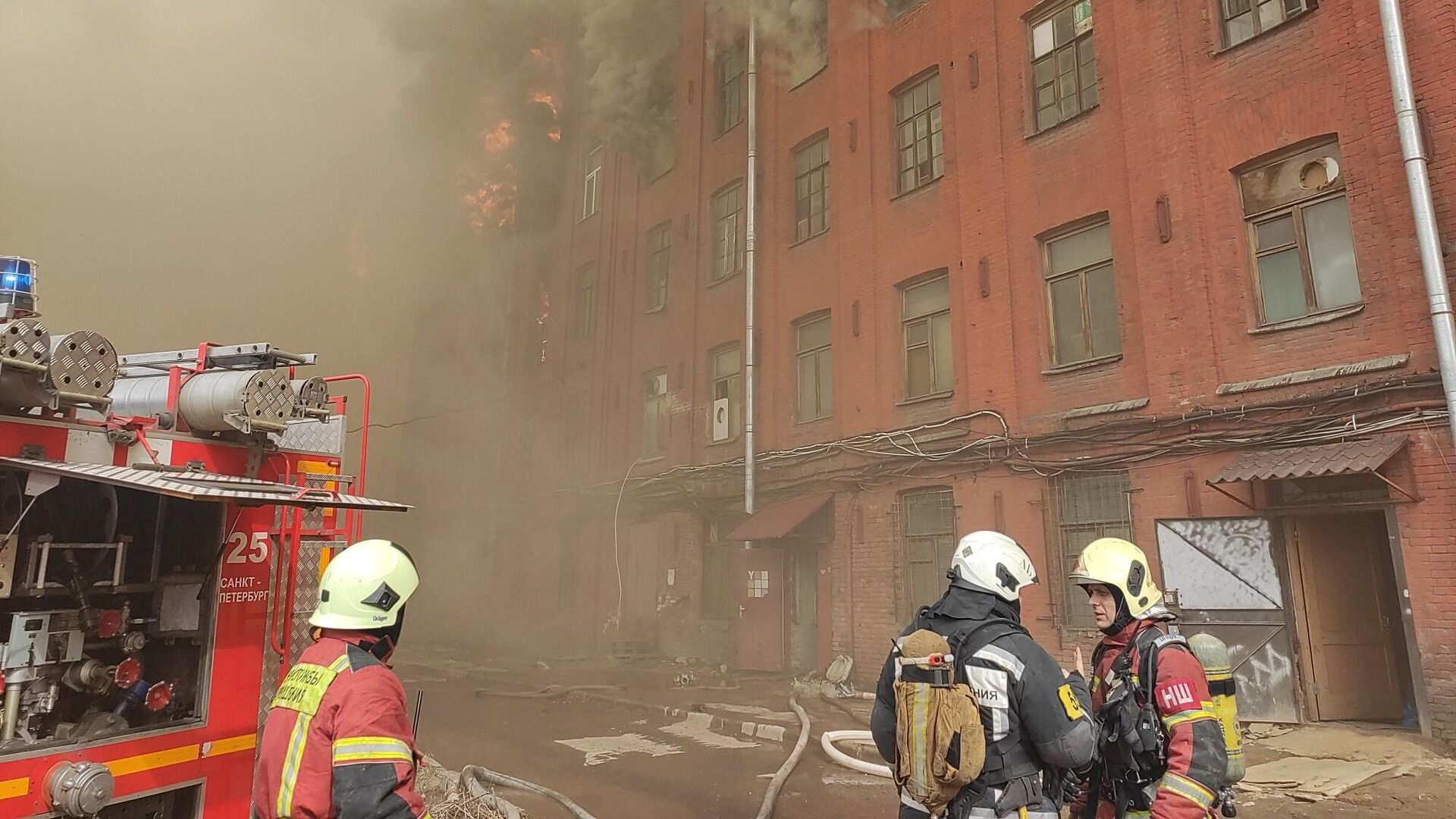 Пожар в здании фабрики Невская мануфактура в Санкт-Петербурге - РИА Новости, 1920, 12.04.2021