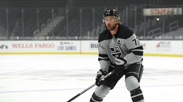 LOS ANGELES, CALIFORNIA - JANUARY 16: Jeff Carter #77 of the Los Angeles Kings forechecks during a 4-3 loss to the Minnesota Wild at Staples Center on January 16, 2021 in Los Angeles, California.   Harry How/Getty Images/AFP (Photo by Harry How / GETTY IMAGES NORTH AMERICA / Getty Images via AFP)