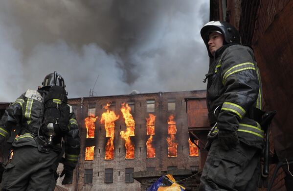Пожар на фабрике Невская мануфактура в Санкт-Петербурге