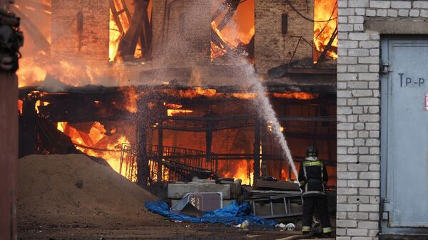 Пожар в здании фабрики Невская мануфактура на Октябрьской набережной в Санкт-Петербурге