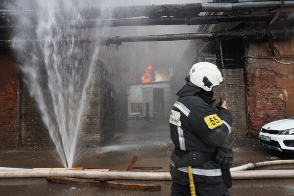Пожар в здании фабрики Невская мануфактура на Октябрьской набережной в Санкт-Петербурге