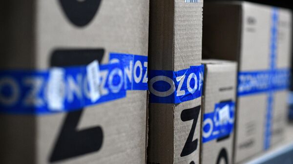 Заказы покупателей на складе в пункте выдачи интернет-магазина OZON в Москве