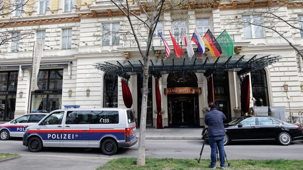 Полиция и оператор возле отеля, где проходит заседание Совместной комиссии по реализации СВПД в Вене