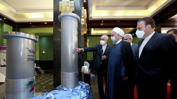 Президент Ирана Хасан Роухани и и вице-премьер Али Акбар Салехи во время посещения выставки ядерных достижений Ирана в Тегеране