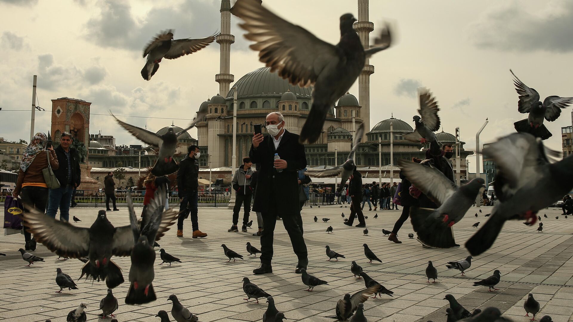Мужчина кормит голубей на площади Таксим в Стамбуле - РИА Новости, 1920, 12.04.2021