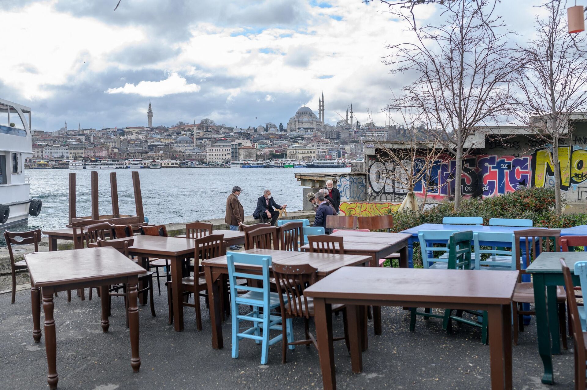 Люди возле ресторана в Стамбуле - РИА Новости, 1920, 12.04.2021
