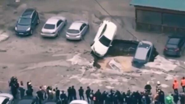 Припаркованные машины провалились в огромную яму из-за прорыва трубы в Петербурге