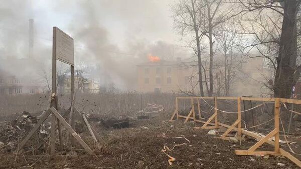 Крыша соседнего с горящей ”Невской мануфактурой” дома охвачена огнем