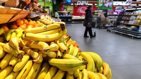 Прилавок с бананами в супермаркете в Москве