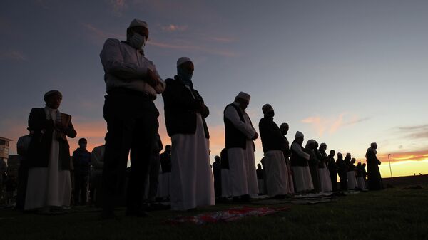 Мусульмане молятся на набережной Си-Пойнт в Кейптауне, Южная Африка. 12 апреля 2021 года