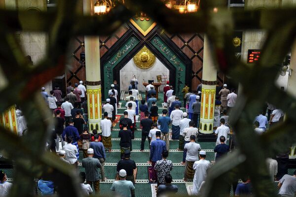 Мусульмане молятся в мечети в Чамисе, провинция Западная Ява, Индонезия