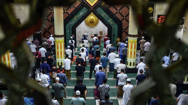Мусульмане молятся в мечети в Чамисе, провинция Западная Ява, Индонезия