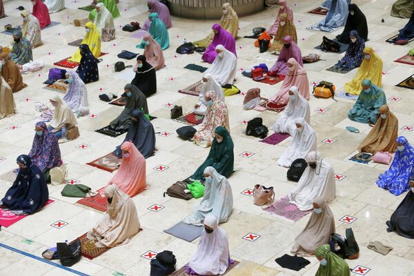 Мусульманские женщины молятся в преддверии священного месяца Рамадан в мечети Истикляль в Джакарте, Индонезия. 12 апреля 2021 года