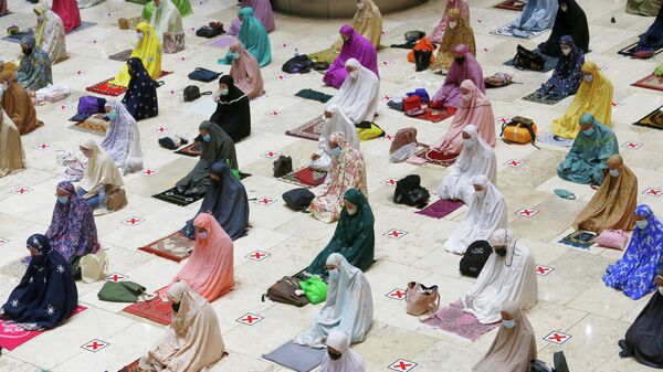 Мусульманские женщины молятся в преддверии священного месяца Рамадан в мечети Истикляль в Джакарте, Индонезия. 12 апреля 2021 года