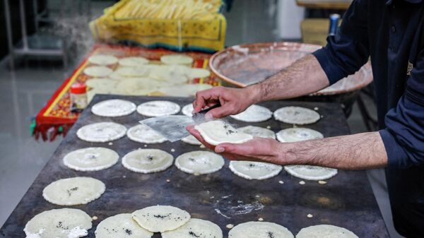 Палестинский шеф-повар готовит традиционное блюдо катаеф в старом городе Иерусалима