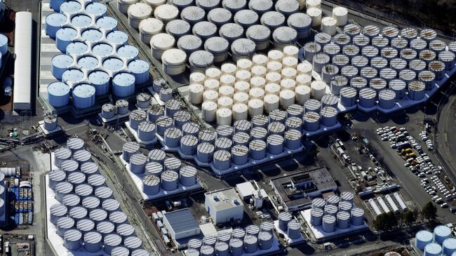 Вид с воздуха на резервуары для хранения воды на АЭС Фукусима, Япония