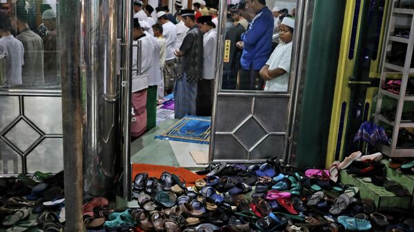 Обувь оставленная снаружи в мечети в Джакарте, Индонезия. 12 апреля 2021 года