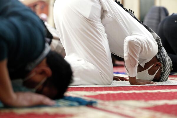 Мусульманине во время вечерней молитвы таравих в Мусульманском общинном центре в Чикаго. 12 апреля 2021 года