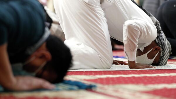 Мусульманине во время вечерней молитвы таравих в Мусульманском общинном центре в Чикаго. 12 апреля 2021 года