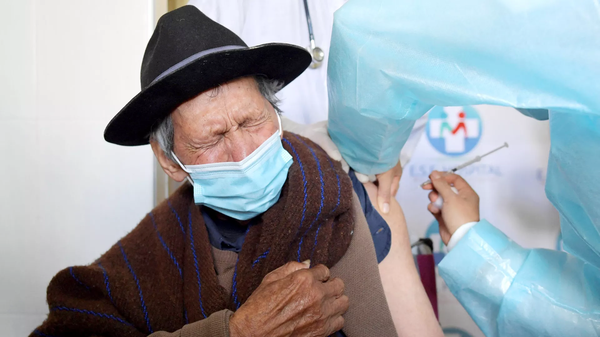Пенсионер 75. Вакцинация пожилых людей. Пожилой человек Колумбия. Vaccination old photo.