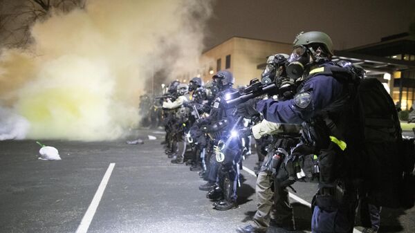 Полицейские во время акций протеста в центре города Бруклин-Сентер в штате Миннесота, США