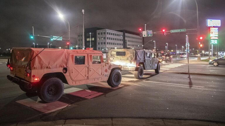 Военные броневики во время акций протеста в центре города Бруклин-Сентер в штате Миннесота, США