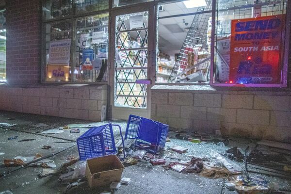 Разбитые витрины магазина в центре города Бруклин-Сентер в штате Миннесота, США