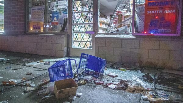 Разбитые витрины магазина в центре города Бруклин-Сентер в штате Миннесота, США