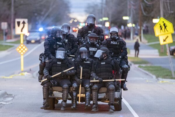 Полицейские во время акций протеста после убийства Данте Райта в центре города Бруклин-Сентер в штате Миннесота, США