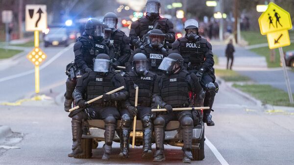 Полицейские во время акций протеста после убийства Данте Райта в центре города Бруклин-Сентер в штате Миннесота, США