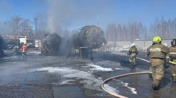 Пожарные заливают Камаз и цистерны возле нефтезавода