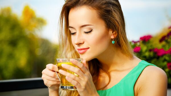 Девушка пьёт зелёный чай