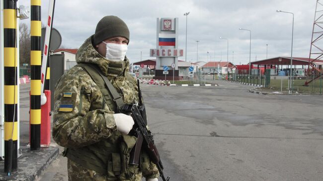 Украинский пограничник на КПП Гоптовка на границе России и Украины