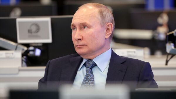 Президент РФ Владимир Путин во время посещения Координационного центра правительства РФ.