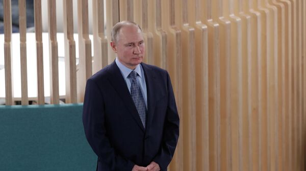 Президент РФ Владимир Путин во время посещения Координационного центра правительства РФ