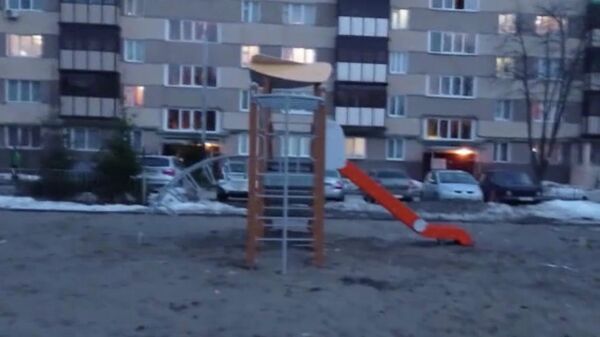 Детская площадка в Казани, где ребенка засосало в песок. Кадр из видео