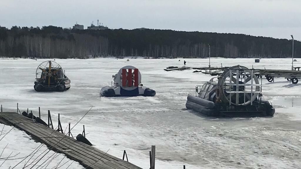 Суда на воздушных подушках Уральского поисково-спасательного отряда во время спасательной операции на Белоярском водохранилище в Свердловской области  - РИА Новости, 1920, 13.04.2021