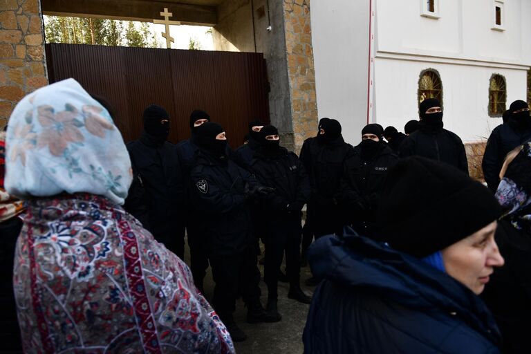 Ситуация у Среднеуральского женского монастыря в Свердловской области, где судебные приставы приступили к выселению его жителей