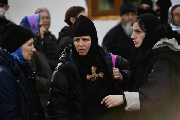 Верующие во время их выселения судебными приставами из Среднеуральского женского монастыря в Свердловской области